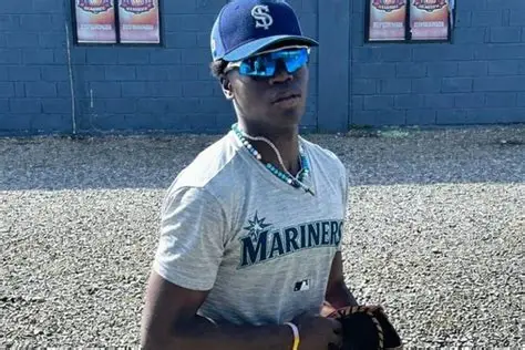 Mariners Land Elite 2027 Prospect Mairon De La Rosa in Swift Deal